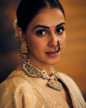 Genelia D'Souza Instagram - “संस्कार हा असा दागिना आहे जो वेगळा परिधान करावा लागत नाही पण दिसतो”- @prajakt_d 

My Dearest @pranayjaitly and @shounakamonkar and all at @who_wore_what_when, @ayushpadukone, 
Ateev @re_ceremonial and @rohnpingalay … Thank you for making this possible,
It means so much me to be wearing this custom handwoven vegan recycled Himroo sari particularly known to be mastered by the weavers of Maharashtra 

Managed by - @ayushpadukone 
Sari - @re_ceremonial 
Jewelry - @razwada.jewels 
Nath - @ssnagarkarjewellers 
Bag - @re_ceremonial 
Makeup : @rheyasanghai2410
Hair : @seemaphadtare35
Styling -  @who_wore_what_when 
Photographer - @rohnpingalay