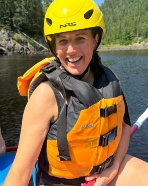 Geneviève O'Gleman Instagram - De retour d’une semaine de télétravail au Lac Saint-Jean! Voici le recap de mon séjour en 10 photos. Et je vous jure que j’ai travaillé! 😆

1- J’ai d’abord été accueillie au lac avec un apérol spritz et un coucher de soleil, pas pire han!

2- Je me suis gavée de bons bleuets du lac 🫐🫐🫐

3 et 4- J’ai profité d’une soirée pluvieuse pour essayer la @buvettechezarthur à Chicoutimi et c’était excellent 👌🏻

5 et 6- J’ai terminé une de mes journées de télétravail avec une sortie en rafting sur la rivière  Métabetchouan avec mes copines du lac @h2o_expedition_aventure 

7- J’ai dévalisé la boutique de ma grande amie Caro, ma boutique déco préférée @boutiquerosebonbon 

8 et 9- j’en ai profité pour visiter mes amis que je ne vois pas assez souvent 🍷

10- Et ce que j’ai préféré c’est qu’aussitôt ma journée de travail terminée, j’avais le lac à ma portée ! (Avec service VIP gracieuseté @caroline_rosebonbon ) 💛

Quelle belle semaine qui a passé beaucoup trop vite!

Geneviève xx