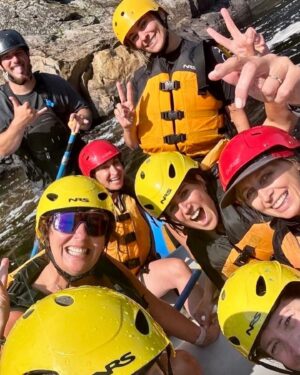 Geneviève O'Gleman Instagram - De retour d’une semaine de télétravail au Lac Saint-Jean! Voici le recap de mon séjour en 10 photos. Et je vous jure que j’ai travaillé! 😆

1- J’ai d’abord été accueillie au lac avec un apérol spritz et un coucher de soleil, pas pire han!

2- Je me suis gavée de bons bleuets du lac 🫐🫐🫐

3 et 4- J’ai profité d’une soirée pluvieuse pour essayer la @buvettechezarthur à Chicoutimi et c’était excellent 👌🏻

5 et 6- J’ai terminé une de mes journées de télétravail avec une sortie en rafting sur la rivière  Métabetchouan avec mes copines du lac @h2o_expedition_aventure 

7- J’ai dévalisé la boutique de ma grande amie Caro, ma boutique déco préférée @boutiquerosebonbon 

8 et 9- j’en ai profité pour visiter mes amis que je ne vois pas assez souvent 🍷

10- Et ce que j’ai préféré c’est qu’aussitôt ma journée de travail terminée, j’avais le lac à ma portée ! (Avec service VIP gracieuseté @caroline_rosebonbon ) 💛

Quelle belle semaine qui a passé beaucoup trop vite!

Geneviève xx