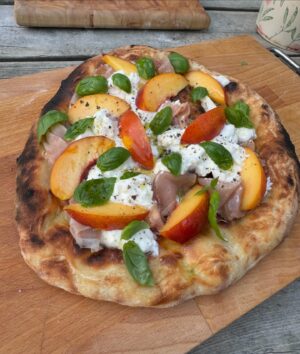 Geneviève O'Gleman Instagram - Soirée pizza au bord du Lac St-Jean!

L’été dernier, ma grande amie Caro m’a invitée pour faire du télétravail dans sa roulotte située sur le bord du Lac St-Jean… j’ai tellement aimé ça que c’est devenu mon rendez-vous annuel! 

Télétravail le jour, et dès que je ferme mon portable, j’enfile mon maillot et je plonge dans le lac!

De retour cette année, on a enchaîné les bonnes bouffes et les bons moments ensemble. 

Hier soir, un verre de blanc à la main, on s’est amusées à faire des pizzas sur sa petite terrasse, sous la supervision de son Double Doodle Pauline (alias Popo!) 

Notre création : pizza blanche, burrata, prosciutto, pêches, basilic et huile d’olive. Un délice!

Et en passant @ricardocuisine ton four à pizza est parfait! 👌🏻👌🏻

J’adooooore venir au lac !! 

Geneviève xx