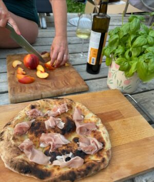 Geneviève O'Gleman Instagram - Soirée pizza au bord du Lac St-Jean!

L’été dernier, ma grande amie Caro m’a invitée pour faire du télétravail dans sa roulotte située sur le bord du Lac St-Jean… j’ai tellement aimé ça que c’est devenu mon rendez-vous annuel! 

Télétravail le jour, et dès que je ferme mon portable, j’enfile mon maillot et je plonge dans le lac!

De retour cette année, on a enchaîné les bonnes bouffes et les bons moments ensemble. 

Hier soir, un verre de blanc à la main, on s’est amusées à faire des pizzas sur sa petite terrasse, sous la supervision de son Double Doodle Pauline (alias Popo!) 

Notre création : pizza blanche, burrata, prosciutto, pêches, basilic et huile d’olive. Un délice!

Et en passant @ricardocuisine ton four à pizza est parfait! 👌🏻👌🏻

J’adooooore venir au lac !! 

Geneviève xx