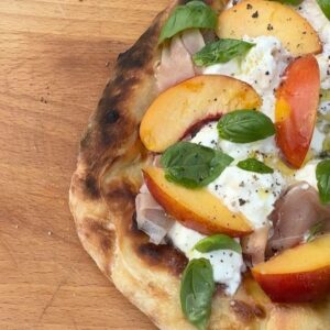 Geneviève O'Gleman Instagram - Soirée pizza au bord du Lac St-Jean!

L’été dernier, ma grande amie Caro m’a invitée pour faire du télétravail dans sa roulotte située sur le bord du Lac St-Jean… j’ai tellement aimé ça que c’est devenu mon rendez-vous annuel! 

Télétravail le jour, et dès que je ferme mon portable, j’enfile mon maillot et je plonge dans le lac!

De retour cette année, on a enchaîné les bonnes bouffes et les bons moments ensemble. 

Hier soir, un verre de blanc à la main, on s’est amusées à faire des pizzas sur sa petite terrasse, sous la supervision de son Double Doodle Pauline (alias Popo!) 

Notre création : pizza blanche, burrata, prosciutto, pêches, basilic et huile d’olive. Un délice!

Et en passant @ricardocuisine ton four à pizza est parfait! 👌🏻👌🏻

J’adooooore venir au lac !! 

Geneviève xx