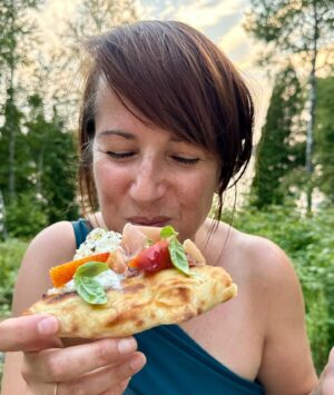 Geneviève O'Gleman Instagram - Soirée pizza au bord du Lac St-Jean!

L’été dernier, ma grande amie Caro m’a invitée pour faire du télétravail dans sa roulotte située sur le bord du Lac St-Jean… j’ai tellement aimé ça que c’est devenu mon rendez-vous annuel! 

Télétravail le jour, et dès que je ferme mon portable, j’enfile mon maillot et je plonge dans le lac!

De retour cette année, on a enchaîné les bonnes bouffes et les bons moments ensemble. 

Hier soir, un verre de blanc à la main, on s’est amusées à faire des pizzas sur sa petite terrasse, sous la supervision de son Double Doodle Pauline (alias Popo!) 

Notre création : pizza blanche, burrata, prosciutto, pêches, basilic et huile d’olive. Un délice!

Et en passant @ricardocuisine ton four à pizza est parfait! 👌🏻👌🏻

J’adooooore venir au lac !! 

Geneviève xx