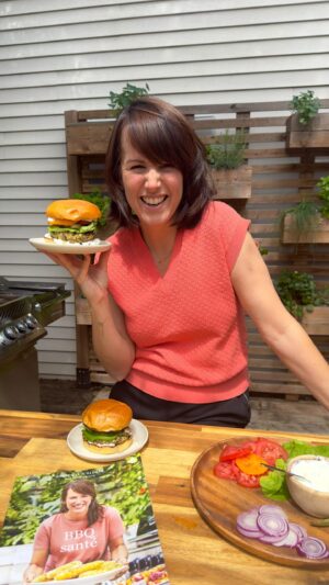 Geneviève O'Gleman Instagram - Vous voulez manger moins de viande cet été ? 🍔

J’ai le burger qu’il vous faut!

Moitié dinde, moitié tofu, la recette complète est dans mon livre BBQ santé (lien en bio) et je vous montre comment la préparer dans la vidéo. ▶️👩🏻‍🍳

C’est simple, c’est frais et c’est délicieux! Pis cherchez pas le tofu, il a complètement disparu!

Bon BBQ!😎

Geneviève xx

@leseditionsdelhomme 
@leseditionsdelhomme_europe #burger #bbq #hamburger #barbecue