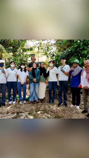 Geoff Lawton Instagram - From Zaytuna Farm, the Permaculture Research Institute in Australia, to community gardens in Malaysia, Hungary's Permaculture Institute, and then finally, the Greening the Desert project in Jordan 🌍🌎🌏

#permaculture #discoverpermaculture #permaculturemalaysia #communitygardens #permaculturehungary #greeningthedesert #permacultureeducation