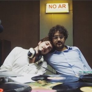 George Sauma Instagram - Nossa!!!! Que honra estar indicado a melhor ator coadjuvante no Grande Prêmio do Cinema Brasileiro! Ao lado de artistas imensos! Tenho que agradecer primeiramente a @renata_magalhaes , essa gigante incansável do nosso cinema e da nossa cultura que realizou esse filme de maneira tão sublime! Parabéns Re, te amo muito! Agradecer ao @raoniseixas , produtor de elenco incrível e sensível, meu irmão, que escalou lindamente esse elenco de craques! Ao meu parceiro de cena @johnnyomassaro que é um ator tão sensível e generoso que o jogo fica fácil! Ao nosso maestro @tomasportella que conduziu tudo e principalmente minhas sequências com o Johnny de maneira brilhante e amorosa. E finalmente a toda equipe e esse elenco de irmãos e irmãs que resultou nesse filme emblemático de uma geração sobre uma geração. Nossa Flora eternizada na tela é a coisa mais linda! Que onda contar a história do @luiizantoniomello e da Rádio Maldita! Que maravilha esse reconhecimento! Muito obrigado!!!! Viva o cinema e a cultura do Brasil! 🎉❤️🎉