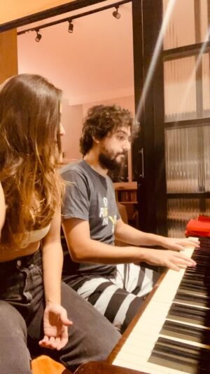 George Sauma Instagram - Biscate. De @chicobuarque e @galcosta . 
Com meu amor @thatilopes . 💕