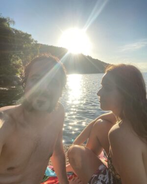 George Sauma Instagram - E hoje é o dia dela! Dessa estrela gigante, que entrou na minha vida com seu brilho imenso e mudou tudo! @thatilopes , meu amor, que você continue realizando seus sonhos, vou estar sempre do seu lado, cheio de orgulho! Te desejo todo amor, sucesso, alegria, paz, saúde! Muita arte e axé! 
Obrigado por fazer essa revolução na minha vida! 
Te amo muito! Viva!!!! 🎉❤️🎉