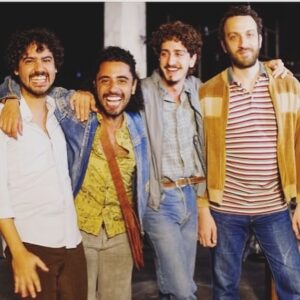 George Sauma Instagram - Nossa!!!! Que honra estar indicado a melhor ator coadjuvante no Grande Prêmio do Cinema Brasileiro! Ao lado de artistas imensos! Tenho que agradecer primeiramente a @renata_magalhaes , essa gigante incansável do nosso cinema e da nossa cultura que realizou esse filme de maneira tão sublime! Parabéns Re, te amo muito! Agradecer ao @raoniseixas , produtor de elenco incrível e sensível, meu irmão, que escalou lindamente esse elenco de craques! Ao meu parceiro de cena @johnnyomassaro que é um ator tão sensível e generoso que o jogo fica fácil! Ao nosso maestro @tomasportella que conduziu tudo e principalmente minhas sequências com o Johnny de maneira brilhante e amorosa. E finalmente a toda equipe e esse elenco de irmãos e irmãs que resultou nesse filme emblemático de uma geração sobre uma geração. Nossa Flora eternizada na tela é a coisa mais linda! Que onda contar a história do @luiizantoniomello e da Rádio Maldita! Que maravilha esse reconhecimento! Muito obrigado!!!! Viva o cinema e a cultura do Brasil! 🎉❤️🎉