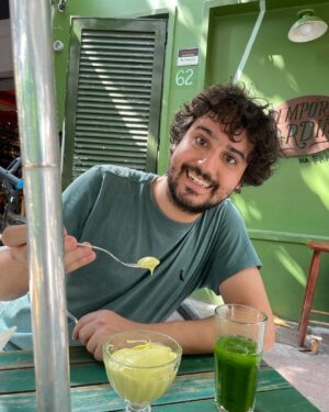 George Sauma Instagram - 34 anos!!!! Viva a vida, viva o verde da esperança e da fé, viva a alegria, viva o dia de hoje, viva o amor!!!! Obrigado por todas as mensagens de carinho! Sou pura gratidão! Axé!!!!
Registros desse belíssimo café da manhã  do meu maior presente @thatilopes 💕