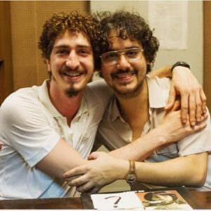 George Sauma Instagram - Quem que tá faltando?! Pra descobrir, corre pros cinemas! Dia 25 de abril estreia em todo Brasil, “Aumenta que é Rock n Roll”, a história da rádio que lançou o rock nacional!!! O filme tá incrível, que honra fazer parte disso! Viva o cinema! Esperamos vocês! ❤️