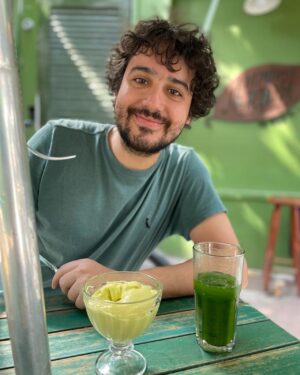 George Sauma Instagram - 34 anos!!!! Viva a vida, viva o verde da esperança e da fé, viva a alegria, viva o dia de hoje, viva o amor!!!! Obrigado por todas as mensagens de carinho! Sou pura gratidão! Axé!!!!
Registros desse belíssimo café da manhã  do meu maior presente @thatilopes 💕