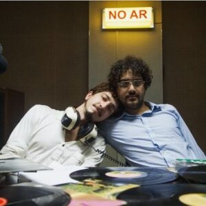 George Sauma Instagram - Quem que tá faltando?! Pra descobrir, corre pros cinemas! Dia 25 de abril estreia em todo Brasil, “Aumenta que é Rock n Roll”, a história da rádio que lançou o rock nacional!!! O filme tá incrível, que honra fazer parte disso! Viva o cinema! Esperamos vocês! ❤️
