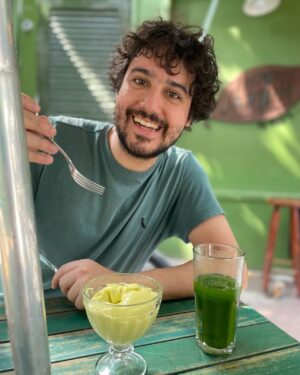 George Sauma Instagram - 34 anos!!!! Viva a vida, viva o verde da esperança e da fé, viva a alegria, viva o dia de hoje, viva o amor!!!! Obrigado por todas as mensagens de carinho! Sou pura gratidão! Axé!!!!
Registros desse belíssimo café da manhã  do meu maior presente @thatilopes 💕