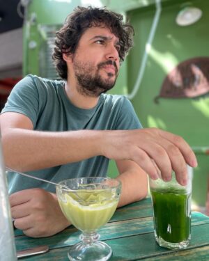 George Sauma Instagram - 34 anos!!!! Viva a vida, viva o verde da esperança e da fé, viva a alegria, viva o dia de hoje, viva o amor!!!! Obrigado por todas as mensagens de carinho! Sou pura gratidão! Axé!!!!
Registros desse belíssimo café da manhã  do meu maior presente @thatilopes 💕