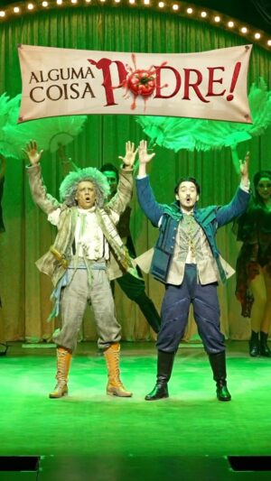 George Sauma Instagram - 🥚Nas palavras imortais de William Shakespeare: TEM QUE VER! 🥚

Alguma Coisa Podre é o musical mais premiado de 2023? Sim. Tem drama, tem comédia, tem música, e também tem personagens em escolhas questionáveis  de vida, mas quem somos nós pra julgar, não é mesmo? Corre que a temporada é curta! Depois não adianta dizer que a gente não avisou. 

🍳 CURTÍSSIMA TEMPORADA:  de 5 de abril a 5 de maio no @teatrocasagrande

🎫: ingressos no link da bio

#musicalpodre #shakespeare #somethingrotten #broadway #algumacoisapodre #teatromusical  #teatroRJ #showtime #cultura