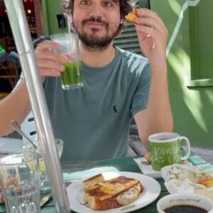George Sauma Instagram - 34 anos!!!! Viva a vida, viva o verde da esperança e da fé, viva a alegria, viva o dia de hoje, viva o amor!!!! Obrigado por todas as mensagens de carinho! Sou pura gratidão! Axé!!!!
Registros desse belíssimo café da manhã  do meu maior presente @thatilopes 💕
