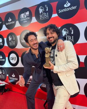 George Sauma Instagram - O Teatro nunca morre porque ele nasce todo dia! Viva o Teatro Brasileiro! Dedico o @premiobibiferreira ao meu pai que segue vivo dentro de mim, inclusive é aniversário dele hoje(!!!) e a minha mãe @crischevriet que é minha guia física, mental e espiritual! Mais uma vez, obrigado a todos por essa honra! Tô muito muito muito feliz! 
Viva @musicalpodre !! Evoé, Shakespeare! ❤️