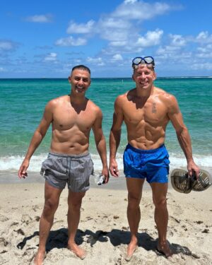 Georges St-Pierre Instagram - Il ne devrait pas y avoir de jours de congé pour prendre soin de soi. 🏖️🏋️💪