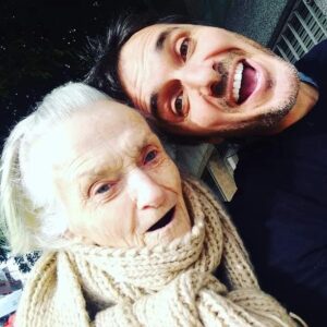 Gerardo Chendo Instagram - Hasta siempre y hasta luego mamá.
🤍
Tu ejemplo amoroso y servicial es infinito y eleva tu alma al Cielo más alto.
✨
Gracias por tanto, tanto, tanto.
Te amo.
