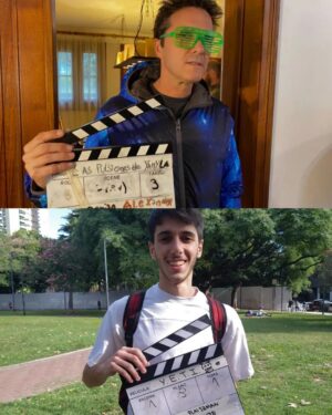 Gerardo Chendo Instagram - Desde muy chico, Beni quiso acompañarme "al trabajo" todo lo que se pudiera.
.
Siempre lo fascinaron estudios, camarines, sets, escenarios, motorhomes, salas de ensayo. 
.
En pañales ya inventaba fascinantes universos ficcionales que habitaba.
.
Los Sábados a la mañana, amaba llevarlo, dormido, a sus primeras clases de teatro en @estudio84teatro Y, después, pasarlo a buscar re-manija, transpirado y a 10 centímetros del suelo, siendo apenas un piojito.
.
Hoy, amo verlo actuar, entrenar, aprender, investigar, probar, divertirse y comprometerse con el juego profundo que compartimos.
.
Disfruto muuucho hablar horas con él del arte y los artistas. Debatir. Mensajearnos. Discutir. Intercambiar. 
Ver juntos o recomendarnos obras y películas; sugerirnos libros, música, series, vídeos. 
.
Ayer, Domingo, me mandó su foto "enclaquetado". 
Yo le respondí con la mía.
Cada uno filmando en su peli.
.
Soy muy agradecido por tan hermoso regalo multicolor. 
Soy dichoso de compartir con Beni este oficio sagrado de ser muy nosotros, siendo otros.
Soy feliz de verlo feliz, haciendo lo que ama desde que aterrizó.