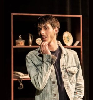 Gerardo Chendo Instagram - ¿Casualidad?
🤔
Hace unos meses, nos convocaron, al mismo tiempo, al Beni y a mi, para actuar en 2 obras de teatro diferentes.
🎭🎭
Mi hijo empezó a ensayar @torna.amore_obra dirigida x @sebastianirigo . Y yo @despues_del_atardecer con dirección de @franco_verdoia .
🔎
Una tarde...
B: -¿Cómo se llama tu personaje, pa?
Yo: - Teo. ¿El tuyo?
B: - ¡Teo!
Yo: (Plop)
🔮
Hace rato que no creo en las casualidades.
Y tomo estos guiños de los dioses como señales,  pistas, chistecitos, caricias que nos  impulsan y estimulan.
🕉️
Cuestión que esta noche habrá 2 TEOS  CHENDO en escena, al  mismo tiempo.
👇🏼
"Torna Amore" en @teatroelextranjero 20.30hs.
.
"Después del atardecer" en @elrecoleta 19 y 20hs.
👆🏼
.
¿Vos?
¿Qué pensás?
¿Te pasa?
¿Casualidad?
.
.
.
.
.
.
.
.
.
.
.
.
.
.
.
.
.
.
.
.
.
.
.
.
Trascalasca, Teo, significa Dios...
😶🙃