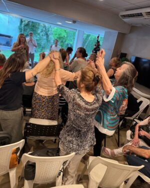 Gerardo Chendo Instagram - Pase lo que pase, lo que pase, lo que pase, seguiremos aprendiendo de nuestros adultos mayores. 
Intentando devolverles, al menos algo, de todo lo que nos dieron.
✨💜
@somos.jubilandia desde 2017.