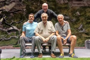 Gerardo Chendo Instagram - Estrenamos "PARQUE LEZAMA", el Jueves 12 de Enero, en el nuevo @elpoliteama 
🎭😃
Veranear en Baires, tirando paredes con @luis_brandoni & @eduardoblancook a las órdenes de @campanellajuanjose el Gran DT.
✨🤟🏼
 Feliz de la life.
🥲
Te vas a REIR, mientras te EMOCIONÁS.
No te la pierdas!
🫵🏼
(Entradas en la bio del teatro).
.
@gabigallicchio_ 
@cumesanz 
@veropelaccini 
@gallomart