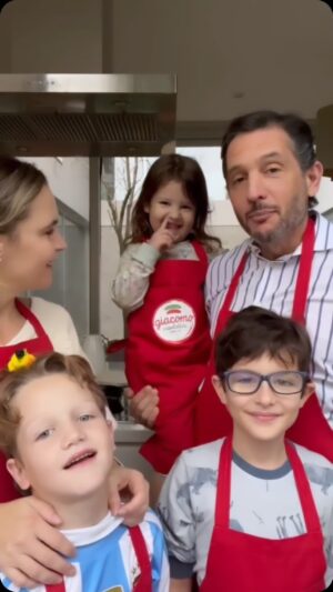 Germán Paoloski Instagram - ¿Cocinan con sus hijos en familia? 👩🏻‍🍳🧑🏼‍🍳
En casa somos fan de preparar la comida todos juntos y para nosotros como papás es clave darle a los chicos algo rico y práctico pero nutritivo y libre de sellos. Por eso @giacomo_oficial es un hit desde siempre! 
Creo que quedó claro cuál es el favorito de Mia 🤣 #unhitdesdesiempre
