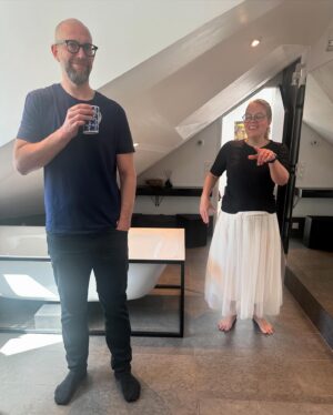 Gert Wingårdh Instagram - Husdrömmar s12

Hård dag på jobbet....

Underbar takvåning, underbart par och underbart väder!

Fantastiskaidéer och en otrolig vändning.

Säsong 12 blir bäst🌞🌞🌞🌞🌞