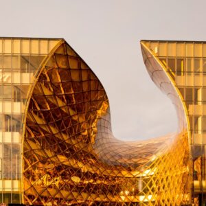 Gert Wingårdh Instagram - Likt en bärnstens fångad insekt skimrar Emporias glitrande fasad i solen. 

Våren är likt Eurovision här. 

När ni nu besöker arenastaden i Malmö kan ni alltid titta förbi Emporia.
Annars kan ni se och läsa mer på @wingardhs_