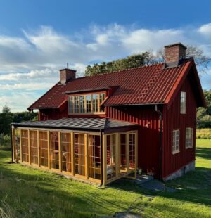 Gert Wingårdh Instagram - Kvällssolen står lågt.

Skuggorna blr långa.

Musse lagar ceasarsallad.

Ebba o Karin låter sista solstrålarna värma.

Det är klart, kallt men fritt från vind.

Korna betar utspridda. Hel trygga och orädda.

Sommar i Bohuslän.