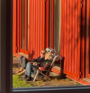 Gert Wingårdh Instagram - Kvällssolen står lågt.

Skuggorna blr långa.

Musse lagar ceasarsallad.

Ebba o Karin låter sista solstrålarna värma.

Det är klart, kallt men fritt från vind.

Korna betar utspridda. Hel trygga och orädda.

Sommar i Bohuslän.