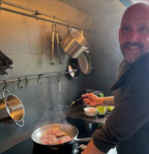 Gert Wingårdh Instagram - Kvällssolen står lågt.

Skuggorna blr långa.

Musse lagar ceasarsallad.

Ebba o Karin låter sista solstrålarna värma.

Det är klart, kallt men fritt från vind.

Korna betar utspridda. Hel trygga och orädda.

Sommar i Bohuslän.