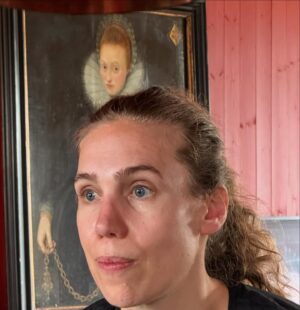 Gert Wingårdh Instagram - Kvällssolen står lågt.

Skuggorna blr långa.

Musse lagar ceasarsallad.

Ebba o Karin låter sista solstrålarna värma.

Det är klart, kallt men fritt från vind.

Korna betar utspridda. Hel trygga och orädda.

Sommar i Bohuslän.