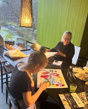 Gert Wingårdh Instagram - Nej det är sällan pyssel på Sand.

Ebba lockade fram lusten.

Plötsligt är matbordet fyllt av färgpennor, vattenfärglådor och penslar.
 
Totalt odigitalt.