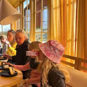 Gert Wingårdh Instagram - Glad Ulla, min mamma
90 års åldersskillnad till jubilaren
Anaïs Isila 4år (i hatt)
Julian Avalon 4 veckor sov bort festen
Det serverades tårta, kokosbollar och godis