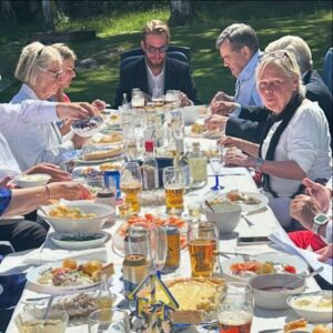 Gert Wingårdh Instagram - Solen sviker inte.

Samtalet böljar i åtta timmar.

Nu kommer myggen o vi drar oss inåt.

Bästa midsommaren på flera år!

🌞🌞🌞🌞🌞🌞🌞🌞🌞🌞🌞