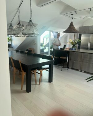 Gert Wingårdh Instagram - Husdrömmar s12

Hård dag på jobbet....

Underbar takvåning, underbart par och underbart väder!

Fantastiskaidéer och en otrolig vändning.

Säsong 12 blir bäst🌞🌞🌞🌞🌞