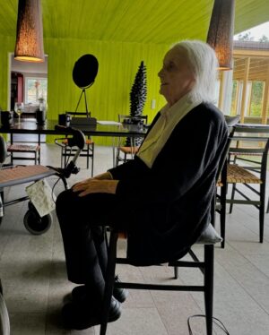 Gert Wingårdh Instagram - Jag vet!

Det är för sockersött.

Solnedgång i Bohuslän. Nästan lite doft av Carl Wilhelmsson. Nästan inget skiljer på Västkusten under 100 år.

Salt hav, stim av malrill som jagar större flockar av småfisk. Nedgrävda hjärtmusslor att raka fram med krattan, kubonger att koka med vin och lök och förstås tångräkor i saltvattensgölarna när tidvattnet sjunker undan.

För sockersött med Ulla i profil? Hon har glömt att magen inte tål jordgubbar efter en lunch på matjes, brynt smör och nyvärpta ägg. Dåligt minne får magen att funka perfekt! 

Sista bilden visar ekarnas anstormning. De växer och frodas. Ingen sågar ner dem och bygger båtar. Ingen fäller dem för brasans värme. 

Älskar Bohuslän om sommaren.
20 grader i badviken på bilden