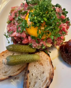 Gert Wingårdh Instagram - Idag blir krogtäta Malmö ännu rikare!

Gjuteriet öppnar nere vid nya bron över till Kockums gamla varv.

Allt en riktigt bra fransk Bistro kan erbjuda

Älskar råbiff, hönsterrine och nykokta kronärtskockor.

Kockar som älskar mat, en vön som krögare och servis som gillar sitt jobb.
🌞🌞🌞🌞🌞🌞🌞🌞🌞