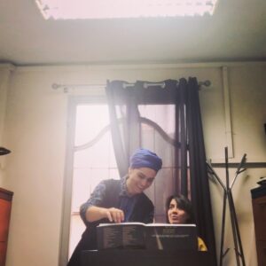 Ghazal Shakeri Instagram - …
باز
بعد از مدت ها
مشتاقانه 
به سراغ صندوقچهٔ گلو میروم
جایی که مدت هاست حدود چهار اکتاو صدا را در خود جای داده و مثل خیلی ها عادت به پنهان کردنش کرده ام…
آرام آرام و آسه آسه
به همراه استاد، دستی بر آن می کشیم 
غبارش را پاک می کنیم ،گرم اش می کنیم
و در اتاقی کوچک همخوان می شویم 
با آوای موسیقی ، با اشک ها و لبخندها
موسیقی فیلمی به یاد ماندنی 
بماند به یادگار از اولین جلسات ِ تمرین من و سحر عزیز
به امید روزی که باصدای گرم تر و در فضایی باز تر 
به زبان شیرین فارسی 
حال و احوالمان را با شما تقسیم کنیم

💎
@sahar.anzali 😘🙏