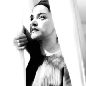 Ghazal Shakeri Instagram - 💎
چون پرده برافتد نه تو مانی و نه من …

#خیام
#غزل_شاکری