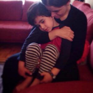 Ghazal Shakeri Instagram - ❤️‍🔥 
من درد ترا ز دست آسان ندهم
دل بر نکنم ز دوست تا جان ندهم
از دوست به یادگار دردی دارم
کان درد به صدهزار درمان ندهم

جانانم
پارهٔ تن خاله
سفرت پر از نور و آرامش
یک راست برو تو بغل مامان فرشته💋✨
