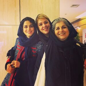 Ghazal Shakeri Instagram - …

به قول احمدرضا احمدی عزیز:
“با لبخند نشانی خانهٔ تو را می خواستم…”

با مادر
و ماهور همدل و همراه ✨

#فرشته_طائرپور 
#احمدرضا_احمدی 
#ماهور_احمدی 
#غزل_شاکری 
#❤️