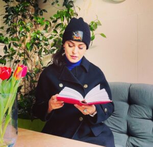 Ghazal Shakeri Instagram - 💎
…
۱۸ سال پیش 
به وقت اقامت چندماهه ام در  پاریس 
این دیوان ِسرخابی رنگ 
همیشه و همه جا همراهم بود 
و روزی چندبار ورق میخورد ؛
در آخر و انتهای سفر هم
شد یادگاری ام به “بهترین دوست”
…
پس از سال ها
امروز و باز
با دوست مشتاقانه و جانانه 
به سروقتش رفتیم

برایمان گفتا خموش …
کین غصه هم سر آید !
✨

#حافظ 
#غزل 
#غزل_شاکری 
#دوست
#سفر

@avisheh ❤️
