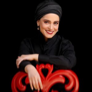 Ghazal Shakeri Instagram - …
سعی بر این است که لبخند نرود از یادم …

عزیزان
پیام هاتون خونده شد و به دل نشست
ممنونم از این همه لطف و مهر

غم نبینین
برقرار باشین
خنده بشینه و بمونه بر لبانتون
که این آرزوی هم ملک زاده هست و هم غزل…

🌹
عکس از دوست عزیز
@payameraeeart 🙏💎
#غزل_شاکری 
#ملکزاده 
#سپاس