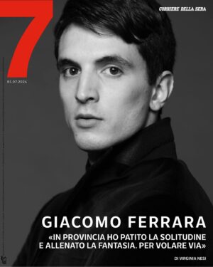 Giacomo Ferrara Instagram - Il protagonista della nuova cover digitale è Giacomo Ferrara (@giacomo.ferrara ) intervistato da Virginia Nesi (@virginia.nesi ).

«Ho origini da selvaggio, l’arte invece mi ha reso randagio perché mi fa superare i limiti mi fa buttare su cose nuove.Nella vita l’ignoto mi spaventa molto, sto bene nelle mie sicurezze. Ma quando recito esco del tutto dalla comfort zone: altrimenti sarebbe impossibile essere un artista» 

L’anima del film di Maria Tilli si scova nelle parole di Emir, malato terminale in viaggio con la figlia verso un luogo che possa offrirgli la buona morte. A Luca e Toni, i due paramedici che lo accompagnano, dice: «I gatti veramente randagi non tornano mai negli stessi posti, neanche se gli dai da mangiare. I randagi girano e si spostano, non si abituano a niente. Voi siete due animali domestici, si vede, state bene dove state». In Animali randagi (da ieri al cinema), Luca e Toni affogano nella noia della vita di paese. Usano la droga, più dei sogni, per sballarsi. «Hanno bisogno di sballarsi per evadere dalla realtà. Non sanno esprimere quello che provano» riflette Giacomo Ferrara, 33  anni, che interpreta Toni. Scontato chiedere che cosa ne pensi lui della scelta di Emir. Risponde: «Sono pro eutanasia. Se dovessi trovarmi in quella situazione? Probabilmente sì, agirei nello stesso modo». Ferrara parla anche delle nuove generazioni: «Vedo tanti giovani persi perché non sanno ancora cosa vogliono dalla vita. È stata una fortuna capire fin da piccolo che la recitazione poteva essere la mia strada».

📸 foto di Luisa Carcavale (@luisa.carcavale )