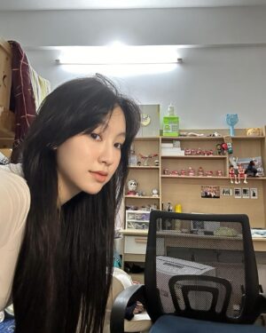 Gigi Yim Instagram - 時間飛逝
每次返嚟都想食呢間冰糖葫蘆，雖然唔關咩事😂
同細妹嘅合照，果然有要求👍🏻
同細佬的書枱合照✌🏻
Yeah, 同細佬合照🤖
強壯的三一🦾