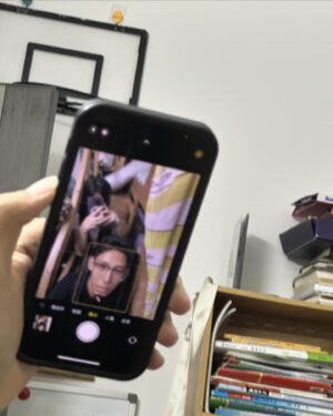 Gigi Yim Instagram - 時間飛逝
每次返嚟都想食呢間冰糖葫蘆，雖然唔關咩事😂
同細妹嘅合照，果然有要求👍🏻
同細佬的書枱合照✌🏻
Yeah, 同細佬合照🤖
強壯的三一🦾